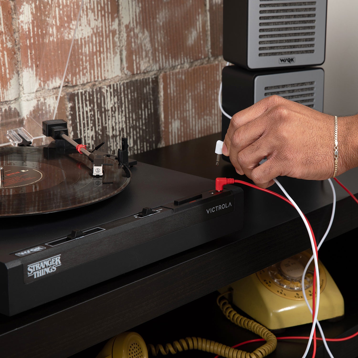 Stranger Things WSQK Record Player – Victrola